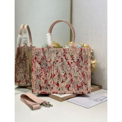 Ricamo della borsa tote Dior Book con medaglione Dior Rosa