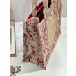 Ricamo della borsa tote Dior Book con medaglione Dior Rosa