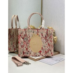 Ricamo della borsa tote Dior Book con medaglione Dior Rosa