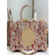 Ricamo della borsa tote Dior Book con medaglione Dior Rosa