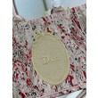 Ricamo della borsa tote Dior Book con medaglione Dior Rosa