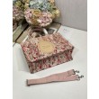 Ricamo della borsa tote Dior Book con medaglione Dior Rosa
