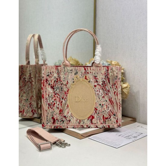 Ricamo della borsa tote Dior Book con medaglione Dior Rosa