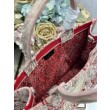 Ricamo della borsa tote Dior Book con medaglione Dior Rosa