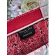 Ricamo della borsa tote Dior Book con medaglione Dior Rosa
