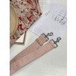 Ricamo della borsa tote Dior Book con medaglione Dior Rosa