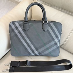 Sito Replica Borse Imitazioni da lavoro Burberry Grid con logo equestre Grigio Imitazioni Replica perfette Borse Imitazioni da lavoro Burberry Grid con logo equestre Grigio