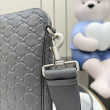 Borsa a tracolla media Gucci 850214 con emblema GG grigio