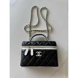 Borsa da toilette sottile Chanel trapuntata con manico superiore AP5330 nera