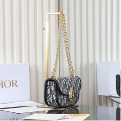 Replica perfette Borsa a tracolla piccola Dior Médaillon M3921 con patta e catena