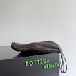 Pochette Bottega Veneta Onda con motivo a conchiglia