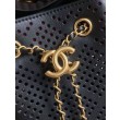 Copia Perfetta Borsa Chanel piccola 25 Hobo AS5293 nera traforata