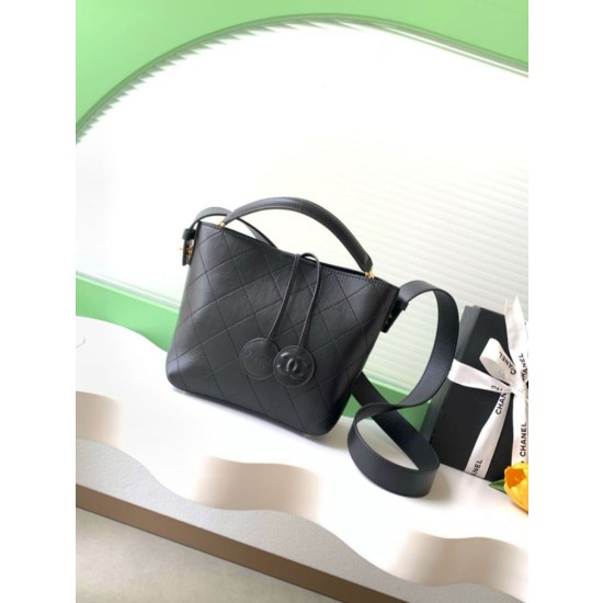 Borsa a mano Chanel 26S AS6268  scamosciata con tracolla larga Nero
