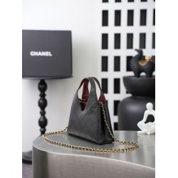 Borsa triangolare trapuntata Chanel AS6392 nera Borsa triangolare trapuntata Chanel AS6392 nera