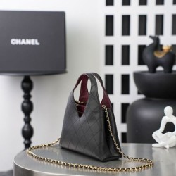 Sito Replica Borsa triangolare trapuntata Chanel AS6392 nera Imitazioni Replica perfette Borsa triangolare trapuntata Chanel AS6392 nera
