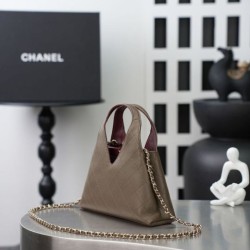 Sito Replica Borsa triangolare trapuntata Chanel AS6392 grigio Imitazioni Replica perfette Borsa triangolare trapuntata Chanel AS6392 grigio