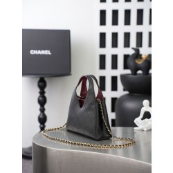 Borsa triangolare trapuntata Chanel AS6392 nera