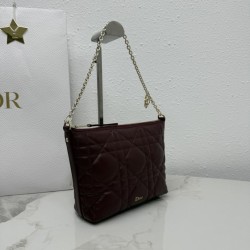 Sito Replica Pochette Dior Travel Nomad S2613 Borgogna Imitazioni Replica perfette Pochette Dior Travel Nomad S2613 Borgogna