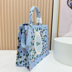 Replica di alta qualità Borsa a mano Dior Book Tote Médaillon con ricami floreali multicolore Blu Replica Perfetta Borsa a mano Dior Book Tote Médaillon con ricami floreali multicolore Blu Imitazione Falsa