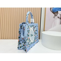 Copia perfetta Borsa a mano Dior Book Tote Médaillon con ricami floreali multicolore Blu Copia perfetta Borsa a mano Dior Book Tote Médaillon con ricami floreali multicolore Blu