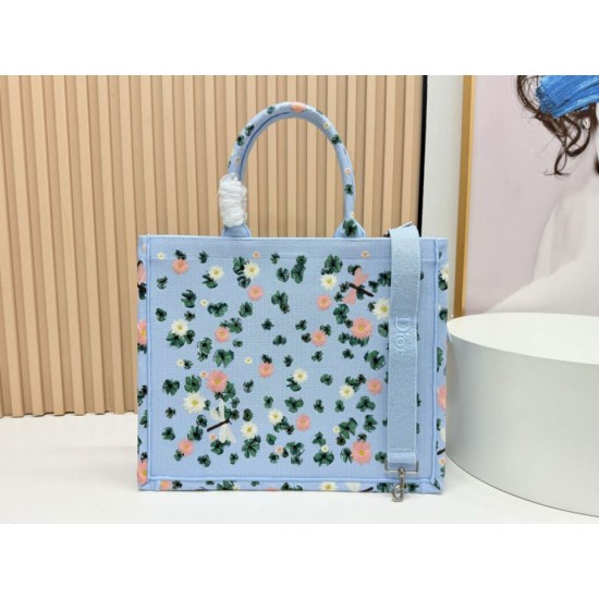Replica di alta qualità Borsa a mano Dior Book Tote Médaillon con ricami floreali multicolore Blu Replica Perfetta Borsa a mano Dior Book Tote Médaillon con ricami floreali multicolore Blu Imitazione Falsa