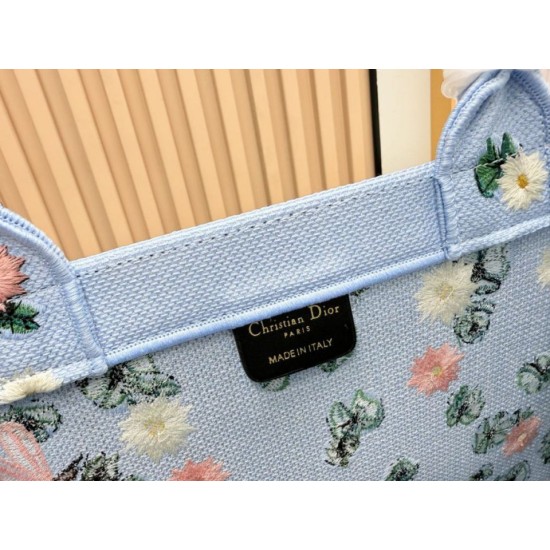 Replica di alta qualità Borsa a mano Dior Book Tote Médaillon con ricami floreali multicolore Blu Replica Perfetta Borsa a mano Dior Book Tote Médaillon con ricami floreali multicolore Blu Imitazione Falsa