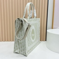 Replica di alta qualità Borsa a mano Dior Book Tote Médaillon con ricamo a trifoglio verde chiaro Replica Perfetta Borsa a mano Dior Book Tote Médaillon con ricamo a trifoglio verde chiaro Imitazione Falsa