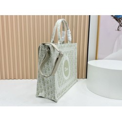 Borsa a mano Dior Book Tote Médaillon con ricamo a trifoglio verde chiaro Borsa a mano Dior Book Tote Médaillon con ricamo a trifoglio verde chiaro