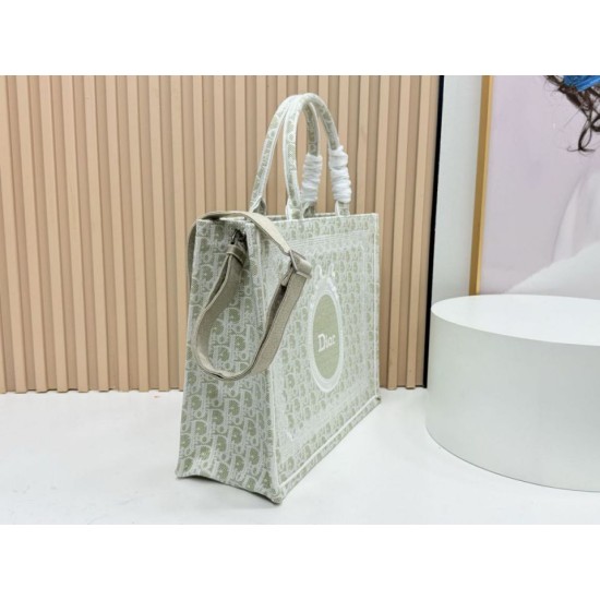 Replica di alta qualità Borsa a mano Dior Book Tote Médaillon con ricamo a trifoglio verde chiaro Replica Perfetta Borsa a mano Dior Book Tote Médaillon con ricamo a trifoglio verde chiaro Imitazione Falsa