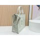 Replica di alta qualità Borsa a mano Dior Book Tote Médaillon con ricamo a trifoglio verde chiaro Replica Perfetta Borsa a mano Dior Book Tote Médaillon con ricamo a trifoglio verde chiaro Imitazione Falsa