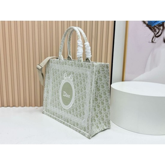 Replica di alta qualità Borsa a mano Dior Book Tote Médaillon con ricamo a trifoglio verde chiaro Replica Perfetta Borsa a mano Dior Book Tote Médaillon con ricamo a trifoglio verde chiaro Imitazione Falsa