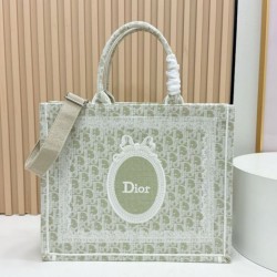 Replica Perfetta Borsa a mano Dior Book Tote Médaillon con ricamo a trifoglio verde chiaro Imitazione Falsa