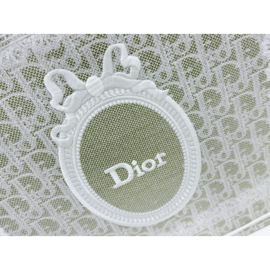 Replica di alta qualità Borsa a mano Dior Book Tote Médaillon con ricamo a trifoglio verde chiaro Replica Perfetta Borsa a mano Dior Book Tote Médaillon con ricamo a trifoglio verde chiaro Imitazione Falsa