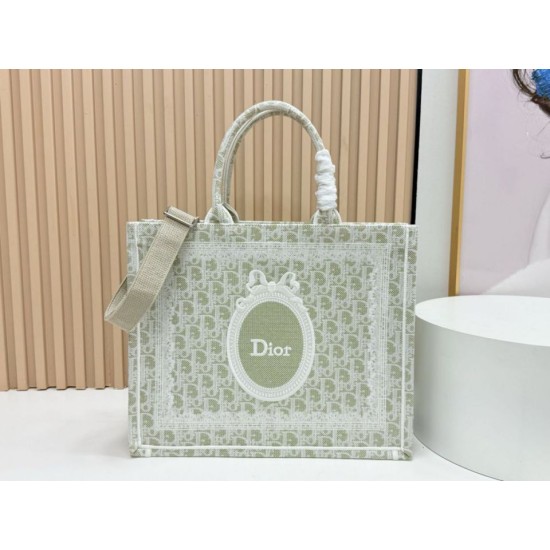Replica di alta qualità Borsa a mano Dior Book Tote Médaillon con ricamo a trifoglio verde chiaro Replica Perfetta Borsa a mano Dior Book Tote Médaillon con ricamo a trifoglio verde chiaro Imitazione Falsa