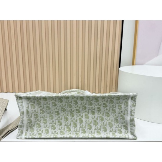 Replica di alta qualità Borsa a mano Dior Book Tote Médaillon con ricamo a trifoglio verde chiaro Replica Perfetta Borsa a mano Dior Book Tote Médaillon con ricamo a trifoglio verde chiaro Imitazione Falsa