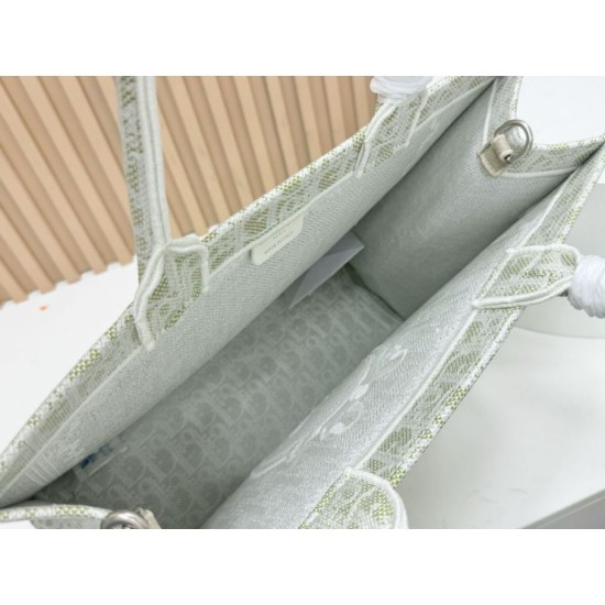 Replica di alta qualità Borsa a mano Dior Book Tote Médaillon con ricamo a trifoglio verde chiaro Replica Perfetta Borsa a mano Dior Book Tote Médaillon con ricamo a trifoglio verde chiaro Imitazione Falsa