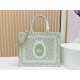 Replica di alta qualità Borsa a mano Dior Book Tote Médaillon con ricamo a trifoglio verde chiaro Replica Perfetta Borsa a mano Dior Book Tote Médaillon con ricamo a trifoglio verde chiaro Imitazione Falsa
