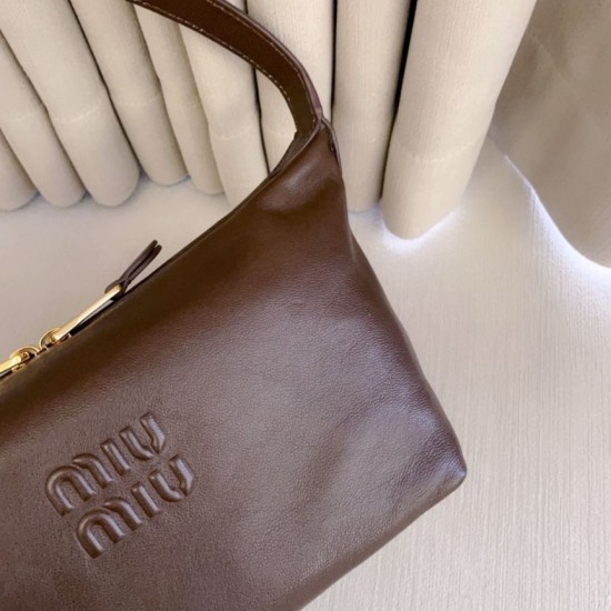 Replica di alta qualità Borsa a tracolla Spirit Hobo Miu Miu 5BC216 nappa Borgogna Replica Perfetta Borsa a tracolla Spirit Hobo Miu Miu 5BC216 nappa Borgogna Imitazione Falsa