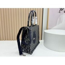 Alta Gamma Replica Borsa Dior Book Tote motivo Dior Oblique Médaillon nero Alta Gamma Replica Borsa Dior Book Tote motivo Dior Oblique Médaillon nero