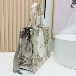 Replica di alta qualità Borsa Dior Dioriviera Book Tote piccola/media/grande con ricamo floreale Marrone Replica Perfetta Borsa Dior Dioriviera Book Tote piccola/media/grande con ricamo floreale Marrone Imitazione Falsa
