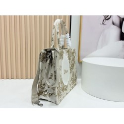 Borsa Dior Dioriviera Book Tote piccola/media/grande con ricamo floreale Marrone Borsa Dior Dioriviera Book Tote piccola/media/grande con ricamo floreale Marrone