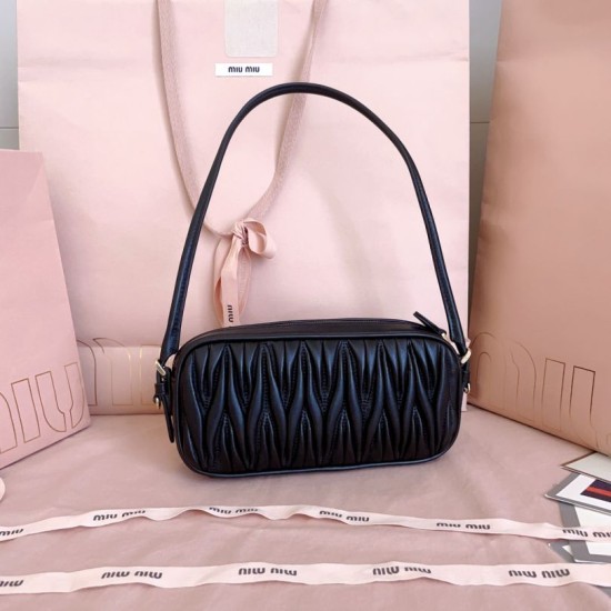 Replica di alta qualità Pochette Miu Miu In Nappa Matelassé 5NE024 Nero Replica Perfetta Pochette Miu Miu In Nappa Matelassé 5NE024 Nero Imitazione Falsa
