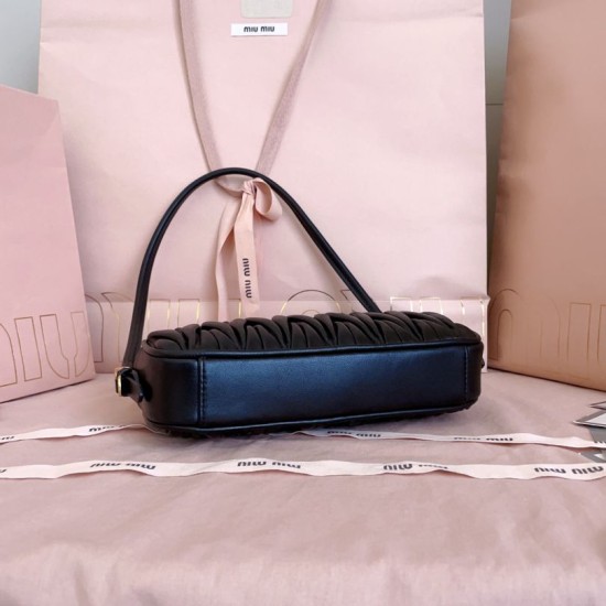Replica di alta qualità Pochette Miu Miu In Nappa Matelassé 5NE024 Nero Replica Perfetta Pochette Miu Miu In Nappa Matelassé 5NE024 Nero Imitazione Falsa
