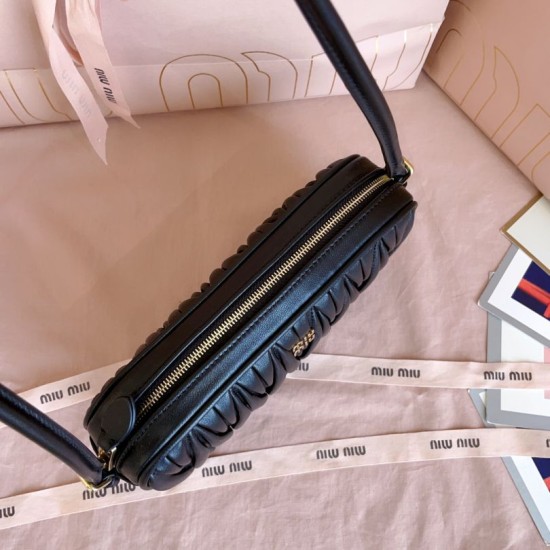 Replica di alta qualità Pochette Miu Miu In Nappa Matelassé 5NE024 Nero Replica Perfetta Pochette Miu Miu In Nappa Matelassé 5NE024 Nero Imitazione Falsa