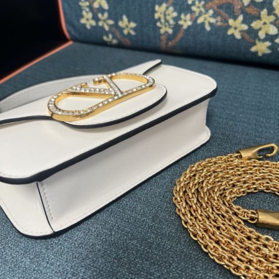 Replica AAA Borsa a spalla piccola Valentino Garavani Locò con logo gioiello vitello Bianco Replica AAA Borsa a spalla piccola Valentino Garavani Locò con logo gioiello vitello Bianco