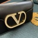 Borsa Replica a spalla piccola Valentino Garavani Locò con logo gioiello vitello nero