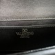 Borsa Replica a spalla piccola Valentino Garavani Locò con logo gioiello vitello nero