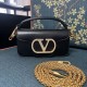 Borsa Replica a spalla piccola Valentino Garavani Locò con logo gioiello vitello nero