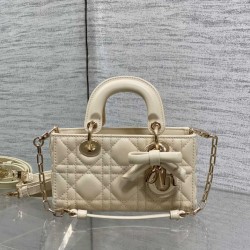 Borse Replica 1:1 Dior D-Joy agnello ricamata con fiocco bianco avorio Borse Replica 1:1 Dior D-Joy agnello ricamata con fiocco bianco avorio