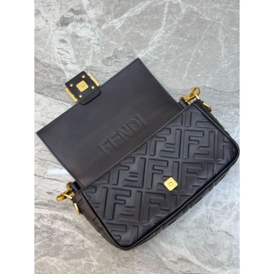 Replica Borsa Baguette classica Fendi con motivo a lettere FF in rilievo 3D Nero Replica Borsa Baguette classica Fendi con motivo a lettere FF in rilievo 3D Nero